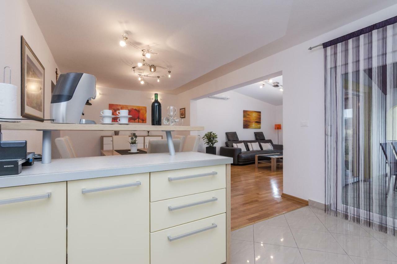 Apartment Natalie Sea View With 3 Bedrooms And Everything Is Air-Conditioned Sali Exterior photo